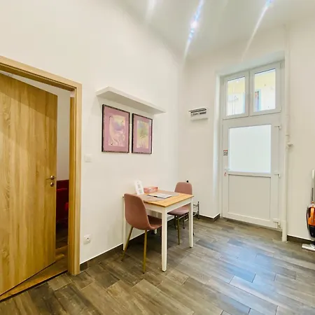 In With Ac - Brick House Apartment *