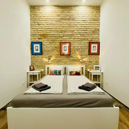 In With Ac - Brick House 부다페스트
