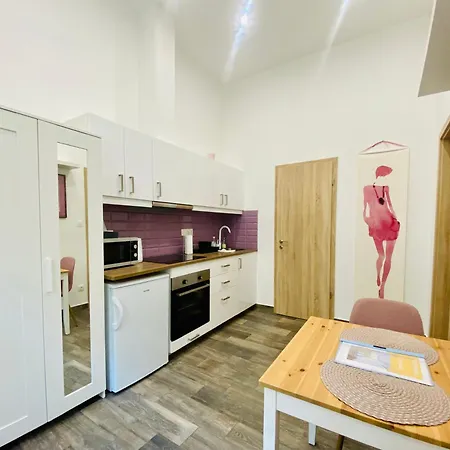 In With Ac - Brick House Apartman